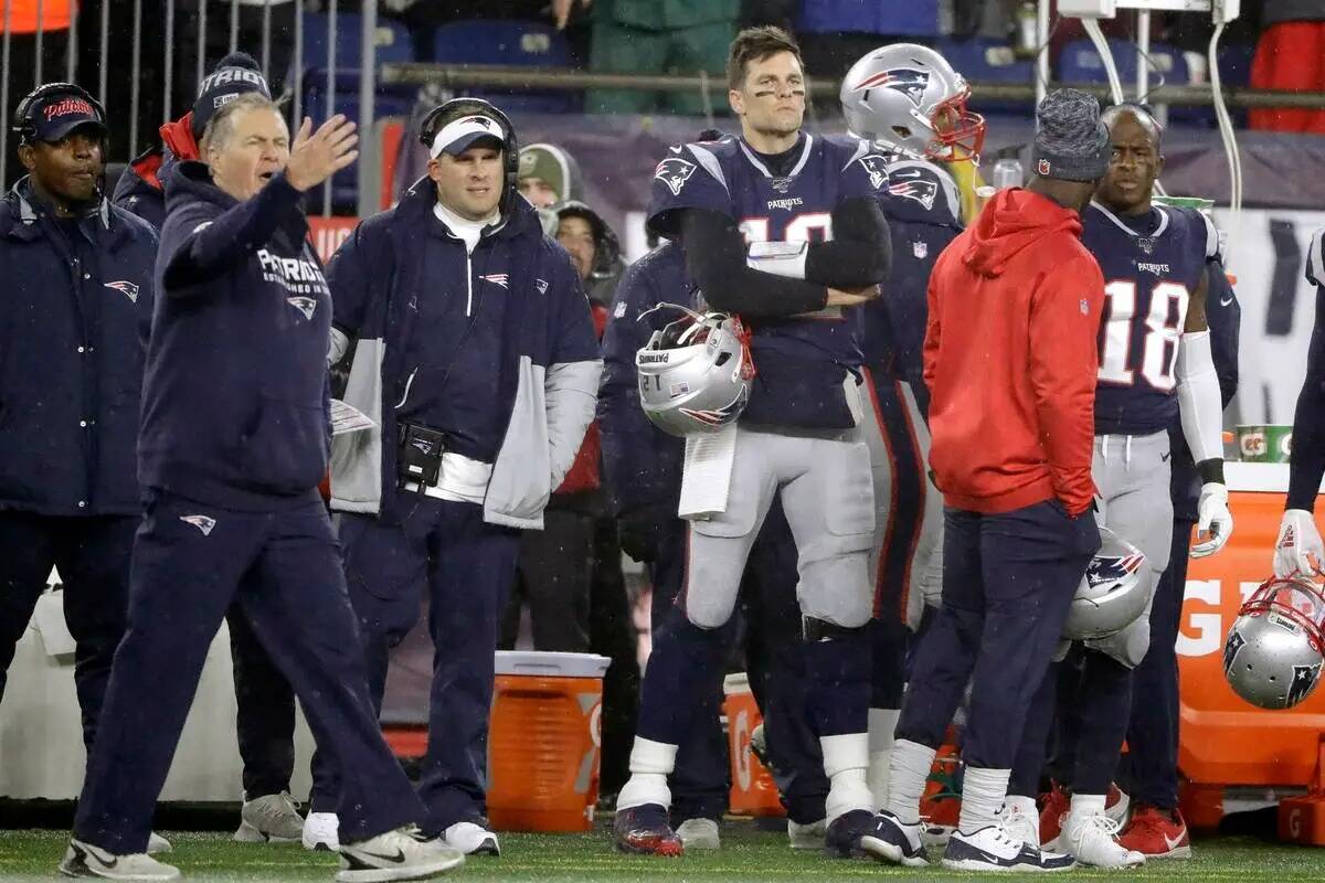 El entrenador de los New England Patriots, Bill Belichick, a la izquierda, el coordinador ofens ...