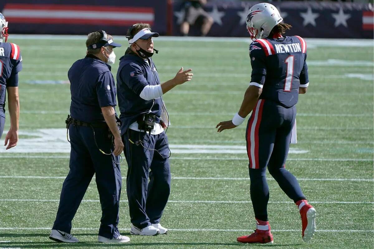El coordinador ofensivo de los New England Patriots, Josh McDaniels, en el centro, habla con el ...