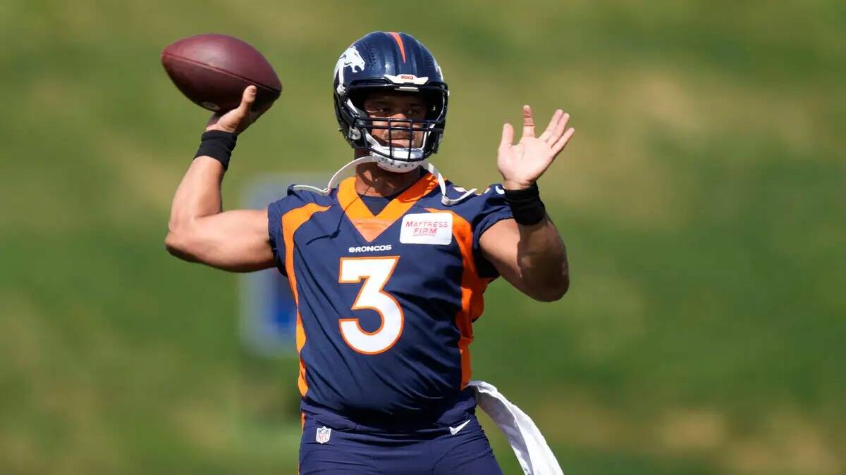 El quarterback de los Broncos de Denver, Russell Wilson, participa en ejercicios en el minicamp ...