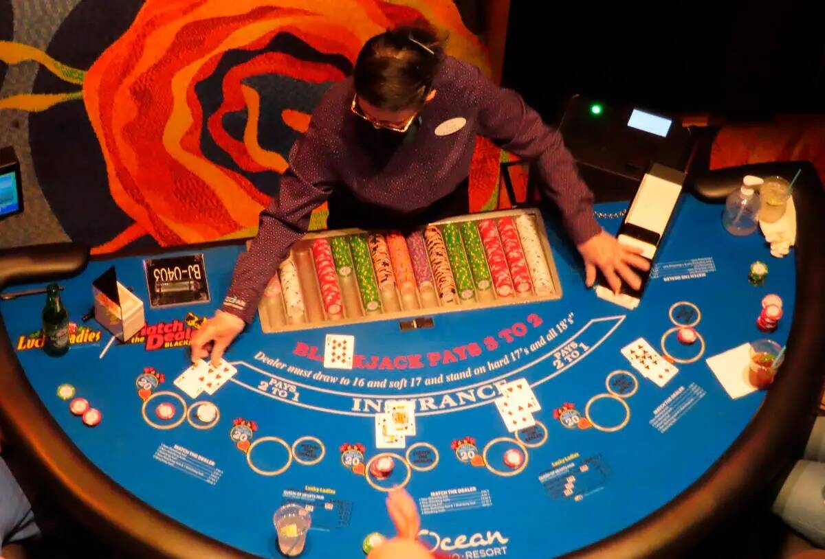 Una crupier dirige una partida de blackjack en el Ocean Casino Resort de Atlantic City, Nueva J ...