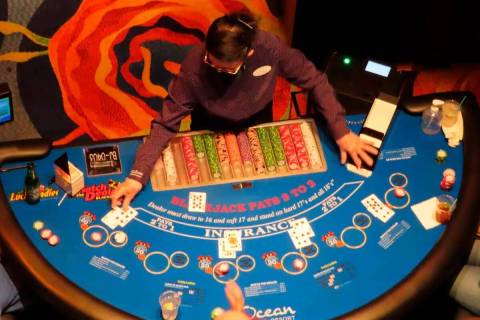 Una crupier dirige una partida de blackjack en el Ocean Casino Resort de Atlantic City, Nueva J ...