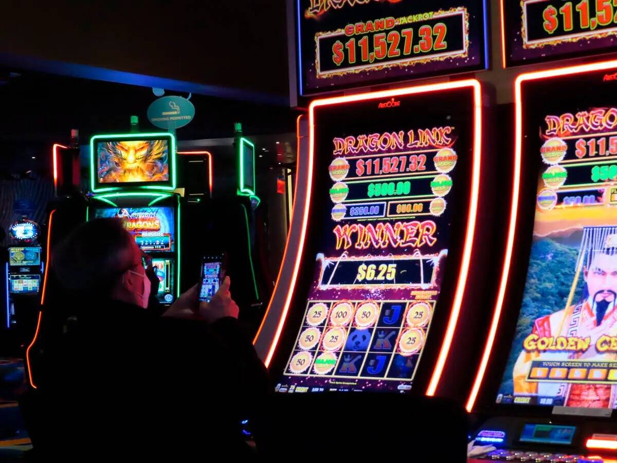 Un apostador gana en una máquina tragamonedas en el Ocean Casino Resort de Atlantic City, Nuev ...