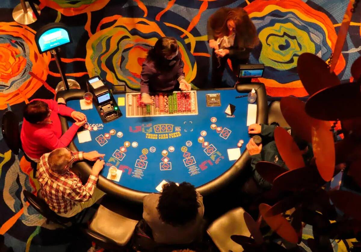 Unos apostadores juegan cartas en el Ocean Casino Resort de Atlantic City, Nueva Jersey, el 10 ...
