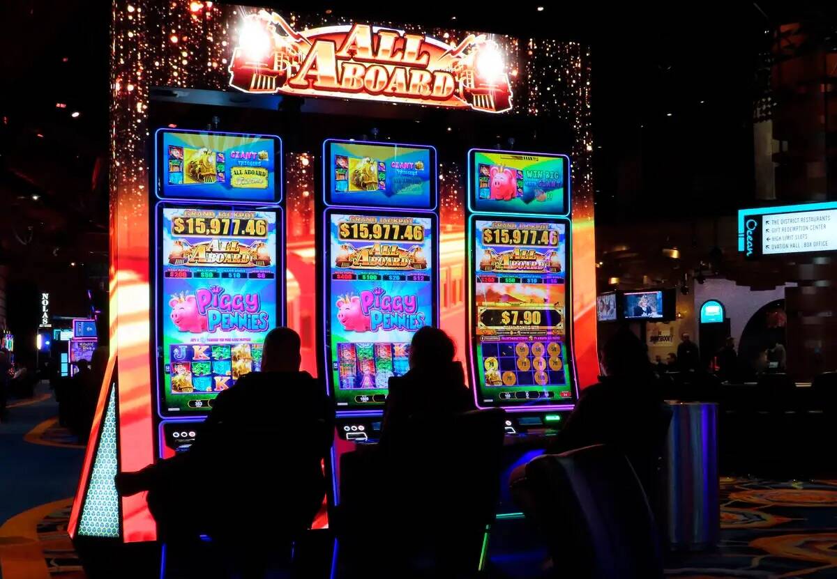 Apostadores juegan a las máquinas tragamonedas en el Ocean Casino Resort en Atlantic City, Nue ...