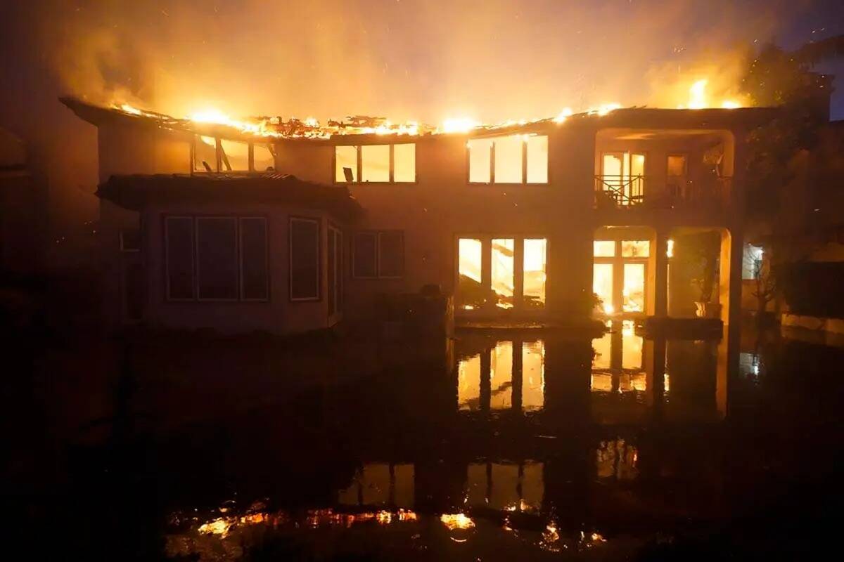 Una estructura arde durante un incendio forestal el miércoles 11 de mayo de 2022, en Laguna Ni ...
