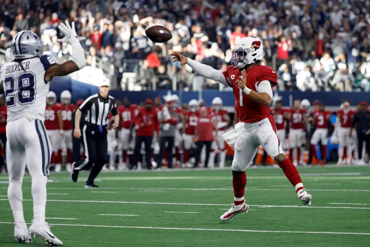 El quarterback de los Arizona Cardinals, Kyler Murray (1), lanza un pase de touchdown al wide r ...
