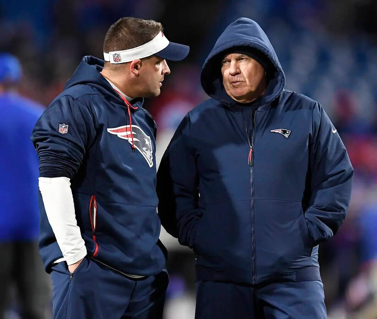 El entrenador de los New England Patriots, Bill Belichick, a la derecha, habla con el coordinad ...