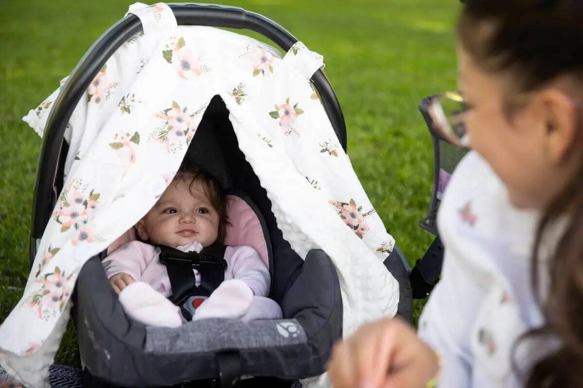 Jessica Pitts mira a su bebé de cinco meses, Wisely, en el Mission Hills Park de Henderson, el ...