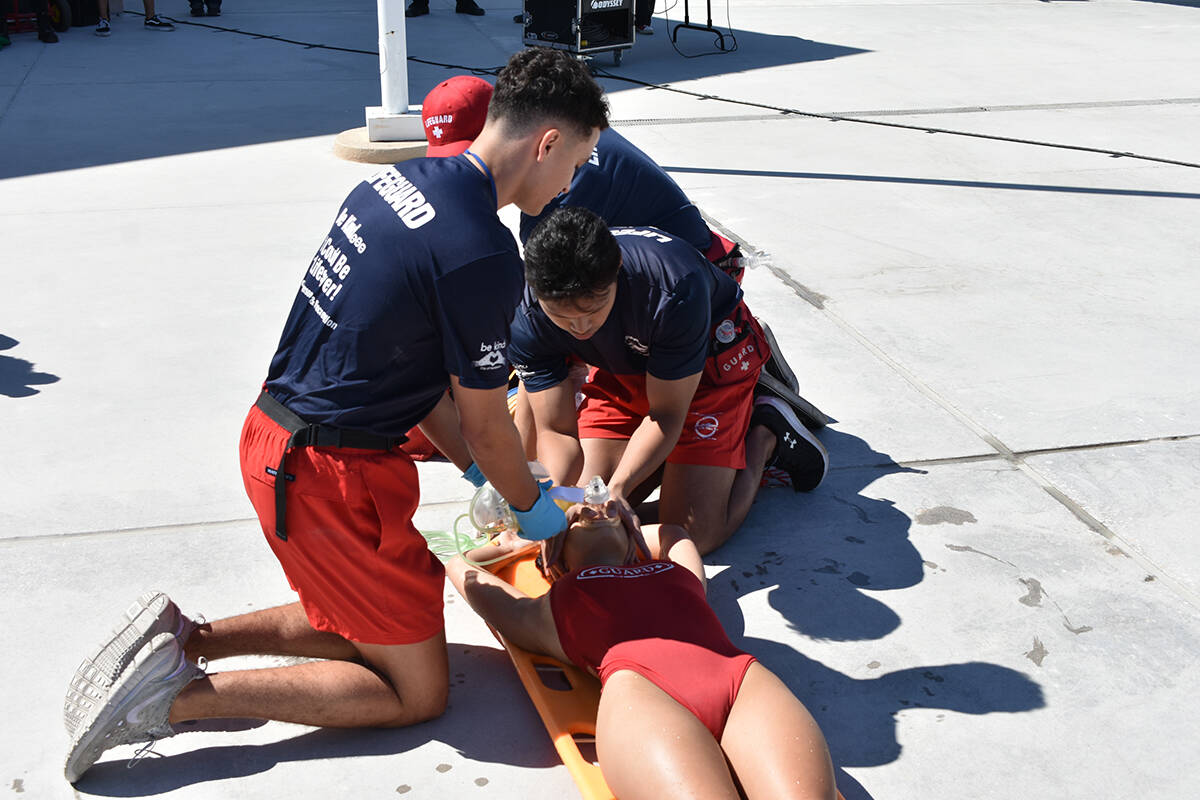 Personal de salvavidas practican primeros auxilios en una persona inconsciente durante una demo ...
