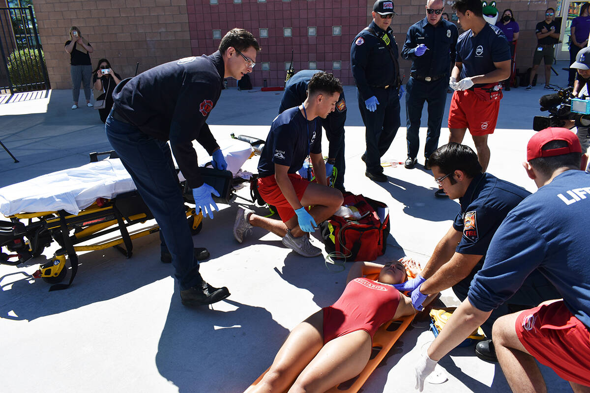Personal de salvavidas practican primeros auxilios en una persona inconsciente durante una demo ...