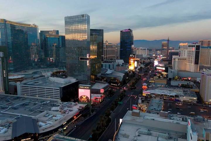 Vista aérea del Strip de Las Vegas mirando hacia el norte al atardecer el miércoles 12 de ene ...
