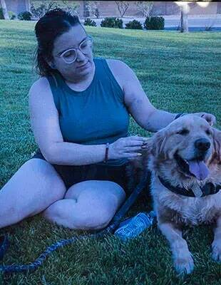 Una foto de Tina Tintor, de 23 años, y su perro (Bizuayehu Tesfaye/Las Vegas Review-Journal).