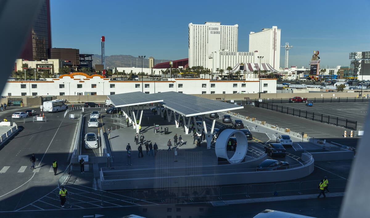 Teslas llevan a pasajeros en la estación oeste de Las Vegas Loop durante el primer día de CES ...
