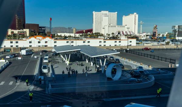 Teslas llevan a pasajeros en la estación oeste de Las Vegas Loop durante el primer día de CES ...