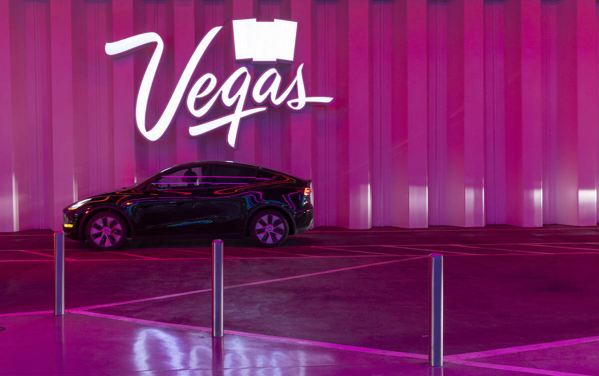 Tesla maneja dentro de parte de Las Vegas Loop construido bajo el Centro de Convenciones de Las ...