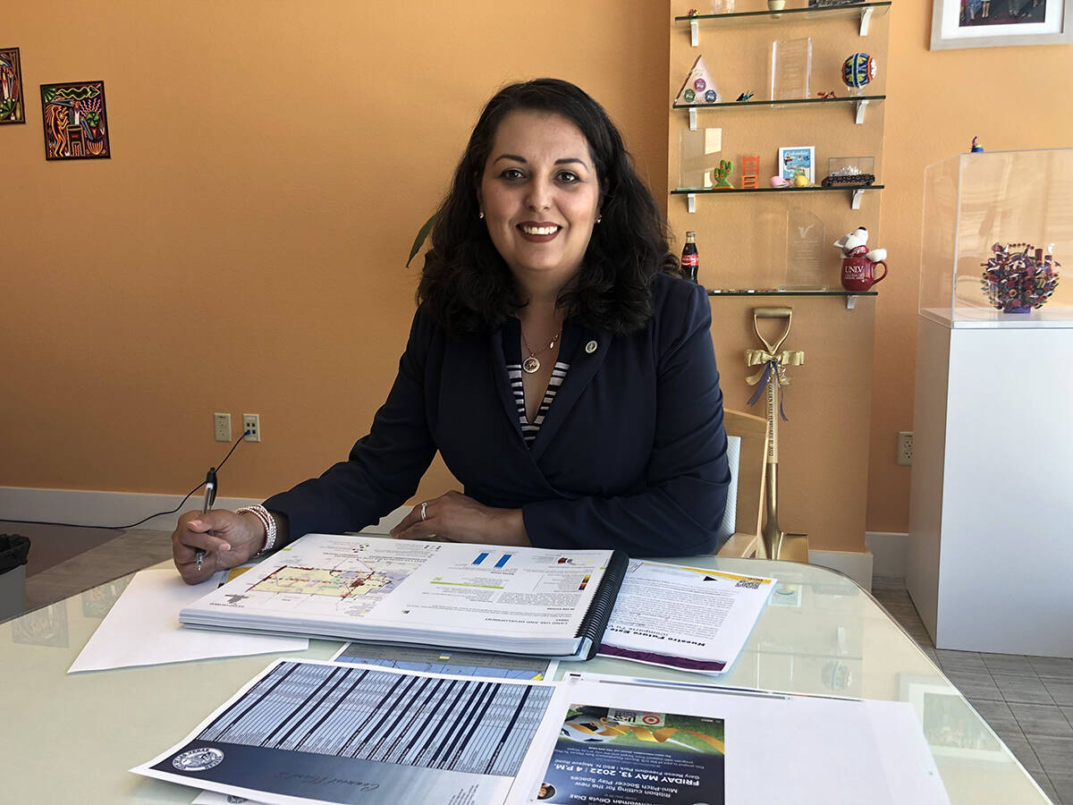 La concejal del Distrito 3 de Las Vegas, Olivia Díaz, revisa el plan de desarrollo “Nuestro ...