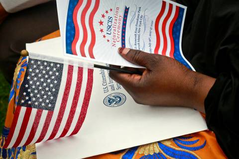 Archivo.- Fatoumata Jangana, de Gambia, sostiene un programa y una bandera durante la ceremonia ...