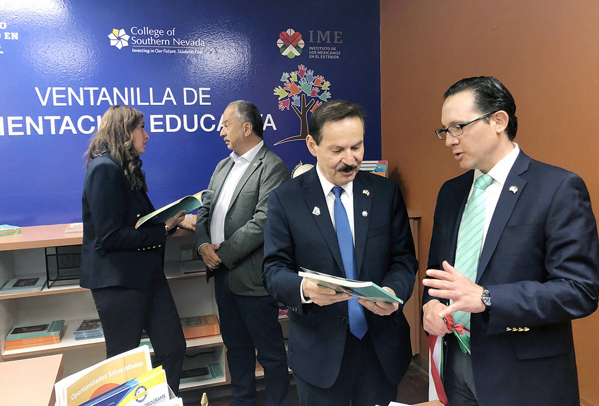 El presidente del CSN, Federico Zaragoza y el Cónsul de México, Julián Escutia, dialogan sob ...