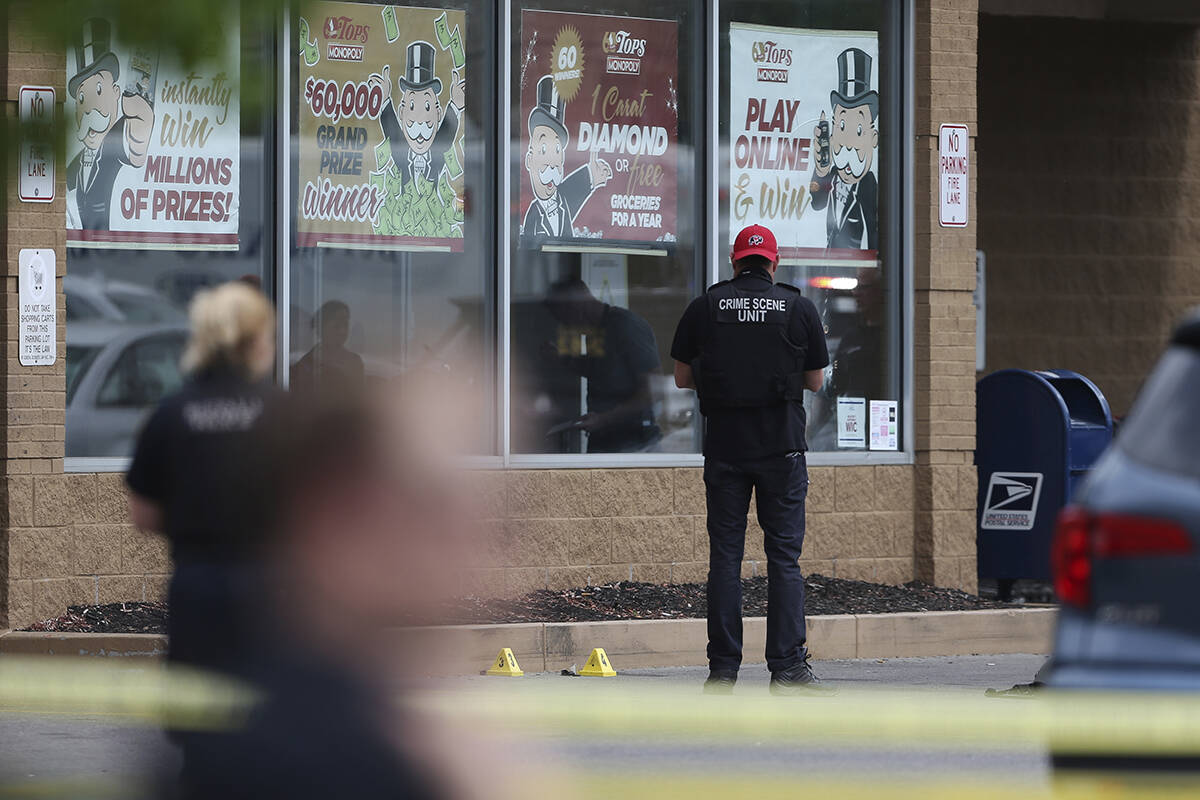 Policías investigan un tiroteo registrado en un supermercado, el sábado 14 de mayo de 2022, e ...