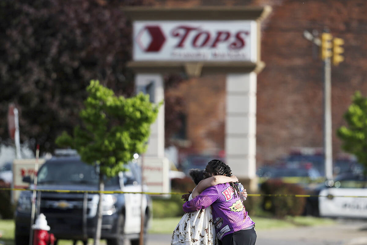 Un par de personas se abraza afuera del supermercado donde se registró un tiroteo el sábado 1 ...