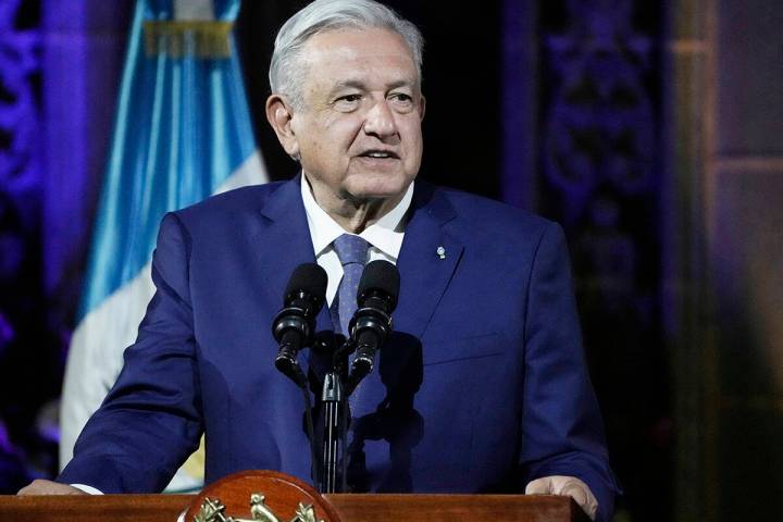 El presidente mexicano Andrés Manuel López Obrador participa en una conferencia de prensa con ...