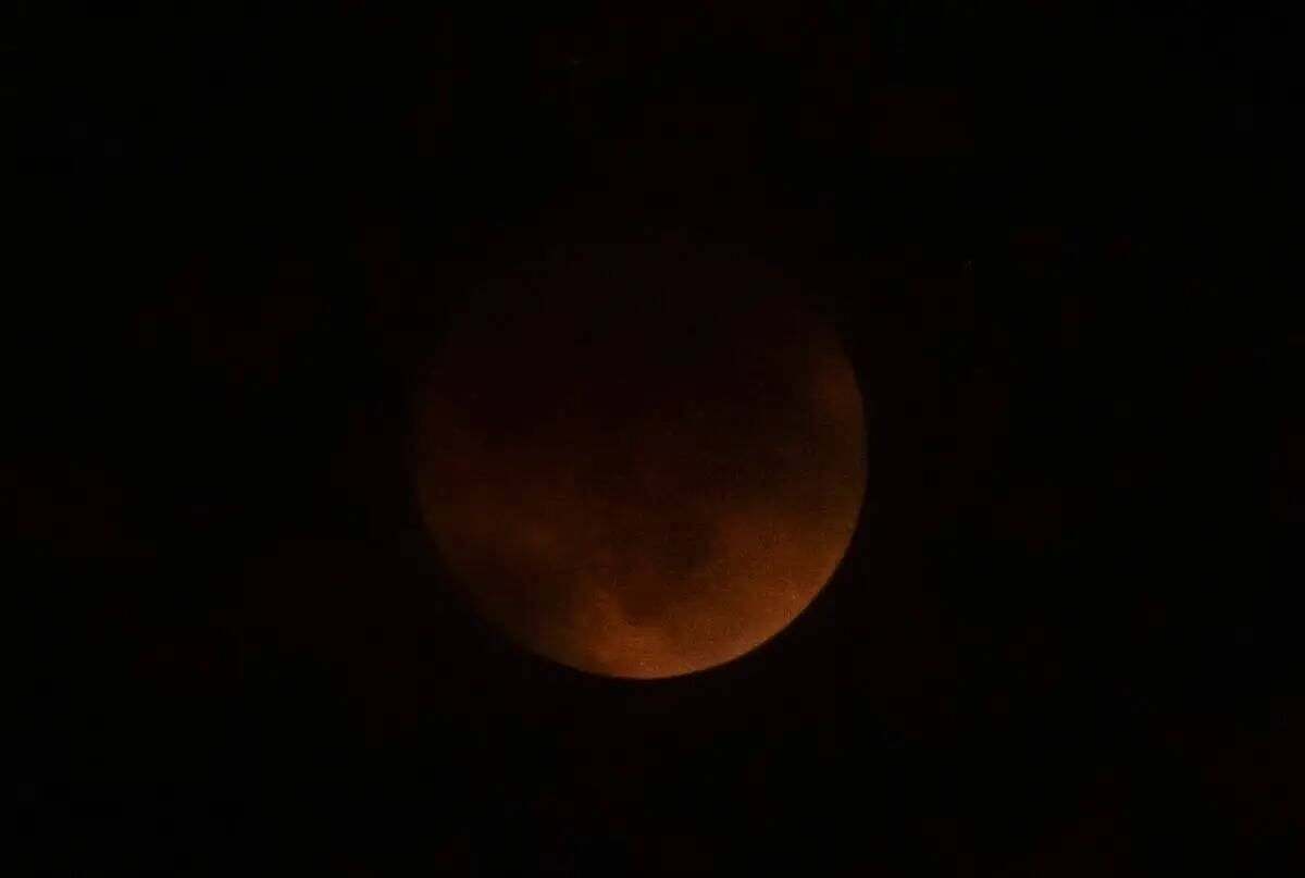 El eclipse lunar "Súper Luna de Sangre" del domingo 15 de mayo de 2022, en Las Vegas. (Benjami ...