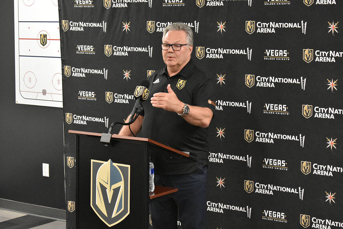 El gerente general de Vegas Golden Knights, Kelly McCrimmon, habla ante los medios de comunicac ...
