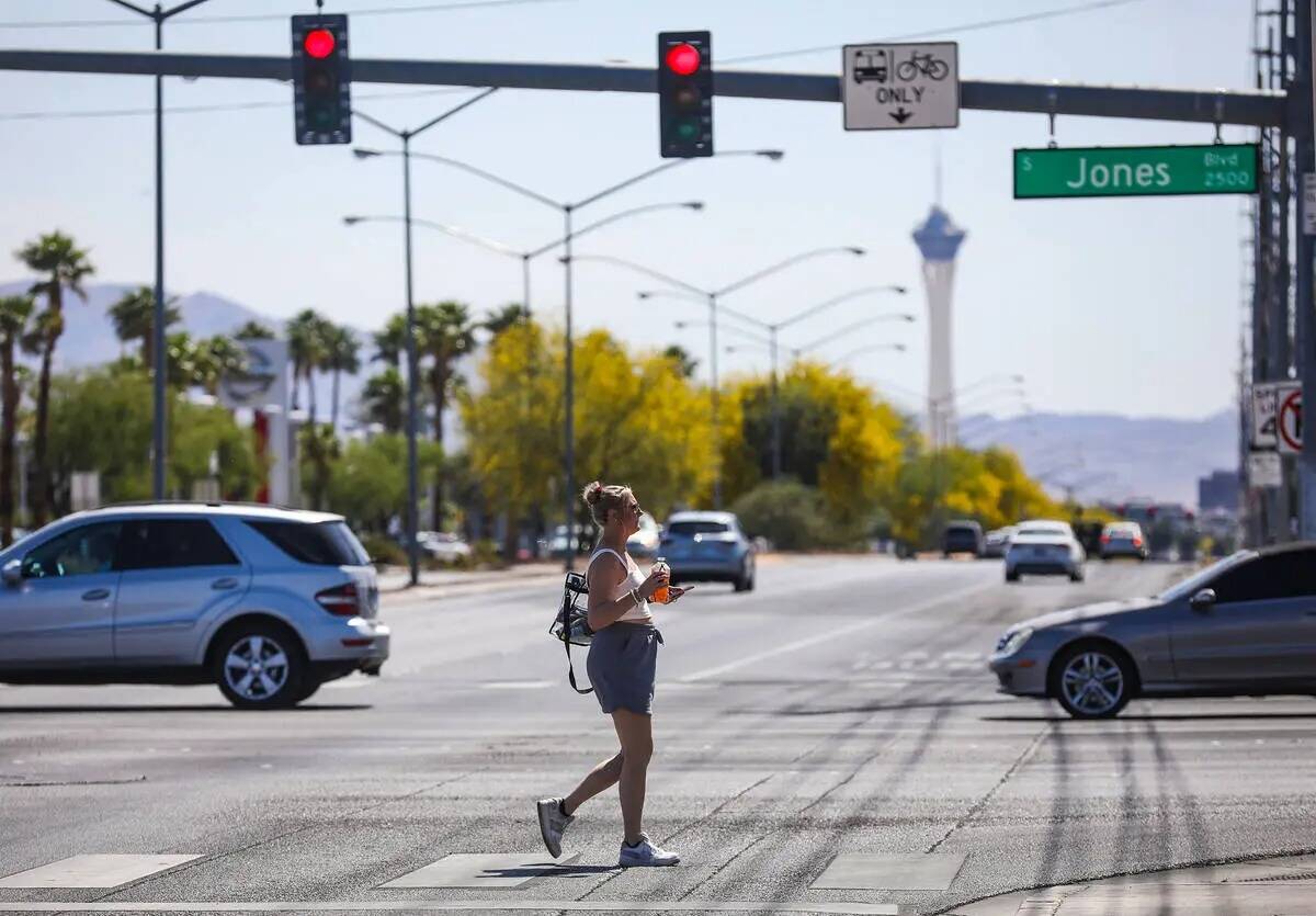 Un peatón cruza Sahara Avenue a la altura de Jones Boulevard en Las Vegas, el domingo 15 de ma ...