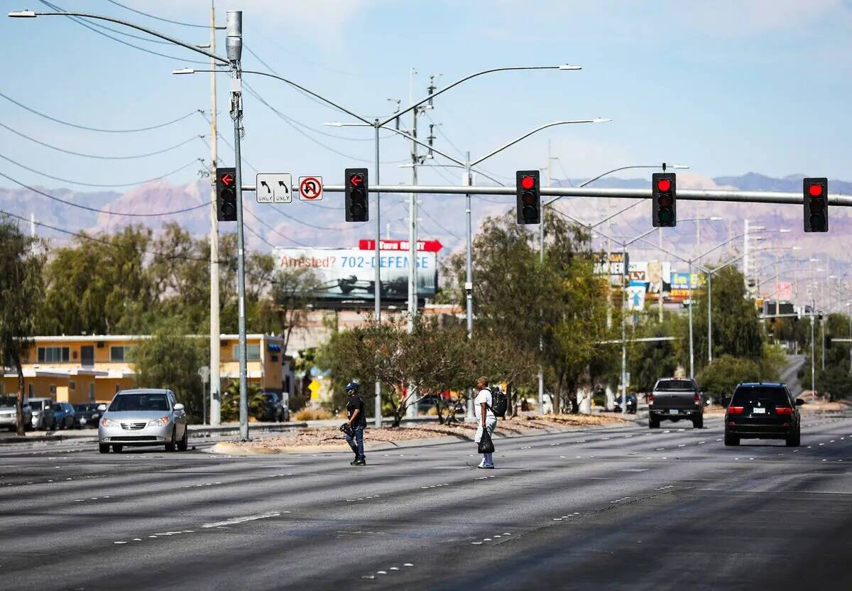 Peatones cruzan Sahara Avenue a la altura de Paseo del Prado en Las Vegas, el domingo 15 de may ...