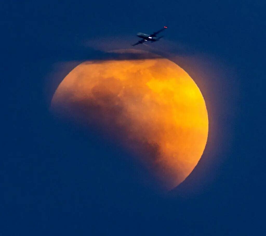 El primer eclipse lunar total de 2022 se produjo el domingo por la noche. (L.E. Baskow) @Left_E ...