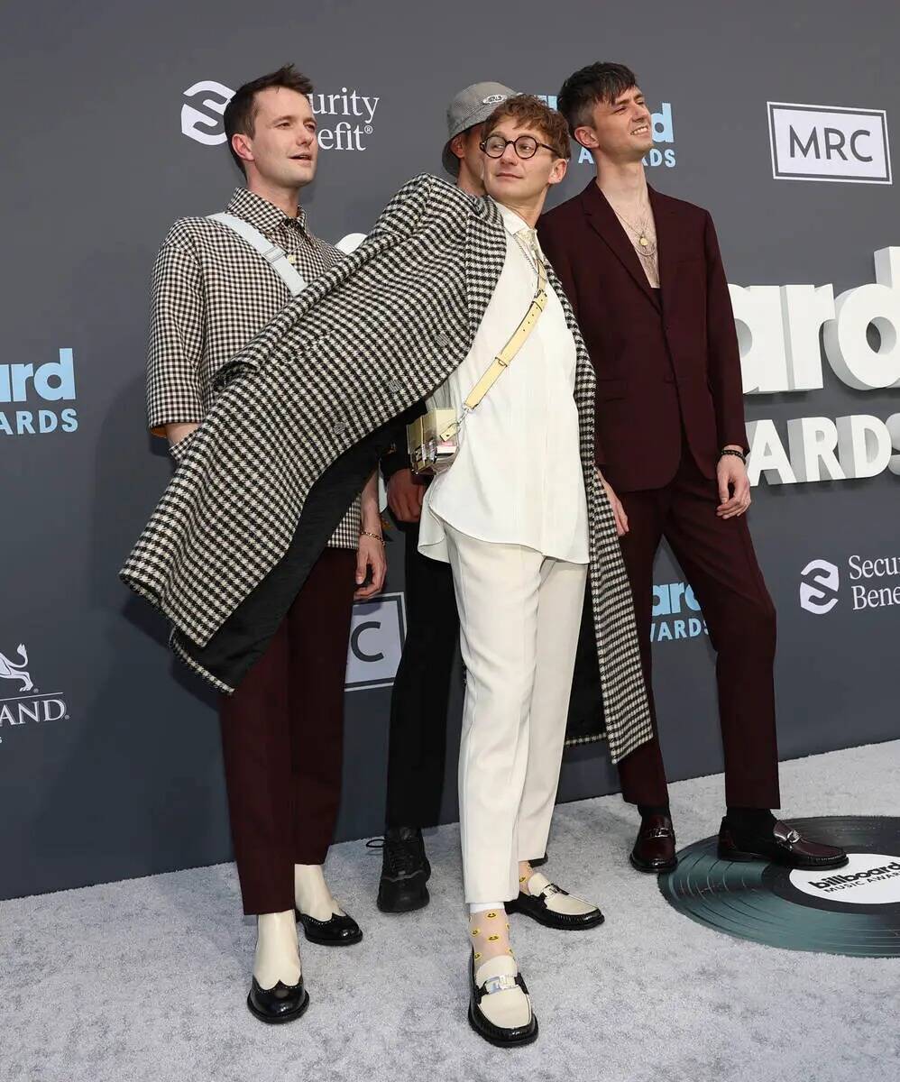 Los miembros de Glass Animals posan en la alfombra roja de los Billboard Music Awards en el MGM ...