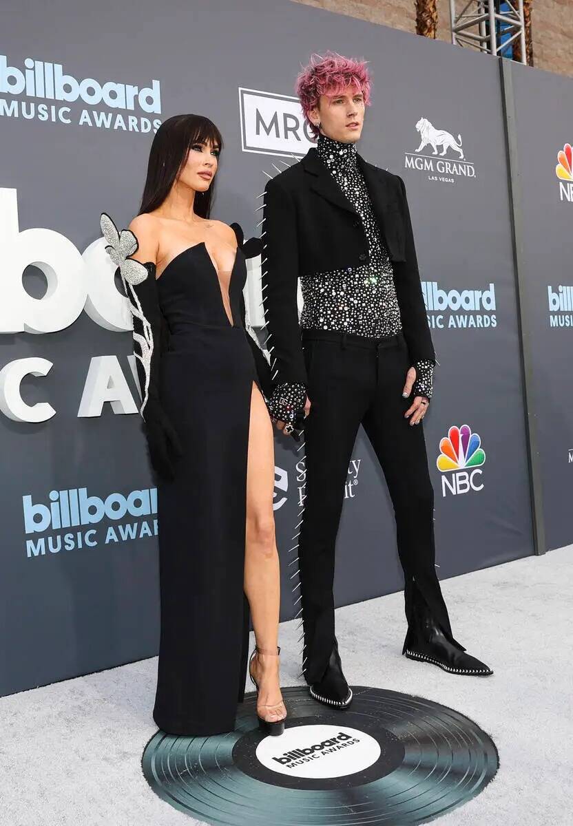 Megan Fox y Machine Gun Kelly posan en la alfombra roja de los Billboard Music Awards en el MGM ...