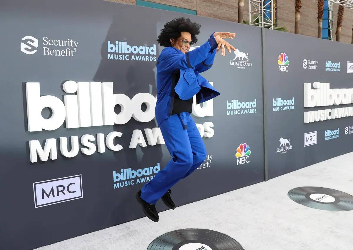 Maxwell salta en la alfombra roja de los Billboard Music Awards en el MGM Grand Garden Arena el ...