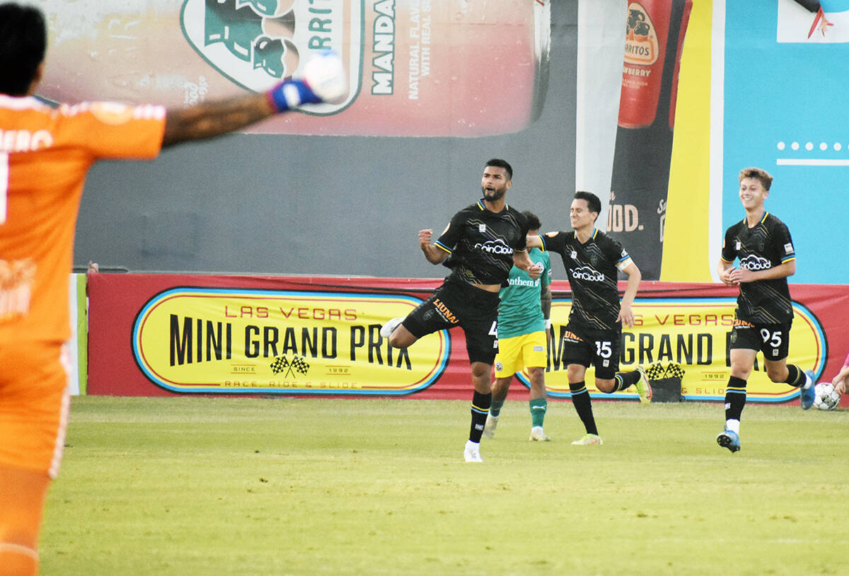 El portero Abraham Isaí Romero González, celebró el gol del empate, producto de un remate de ...