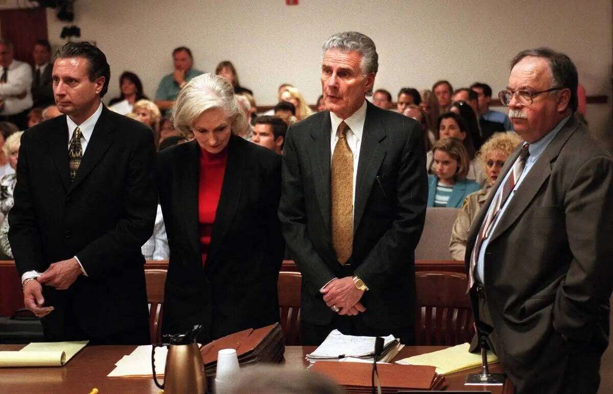 Margaret Rudin baja la cabeza mientras sus abogados Michael Amador, a la izquierda, John Momot ...