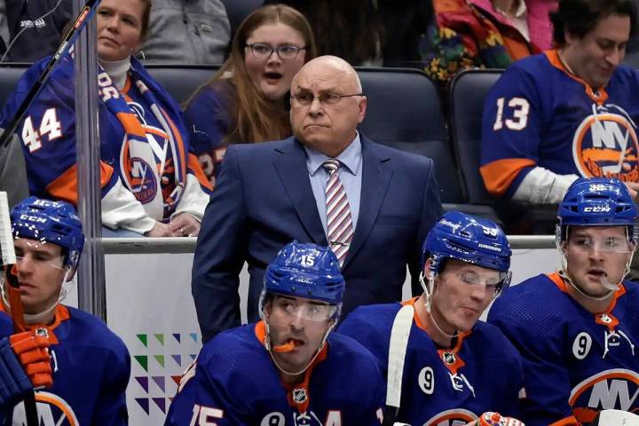 El entrenador de los New York Islanders, Barry Trotz, en el centro, observa durante el primer p ...