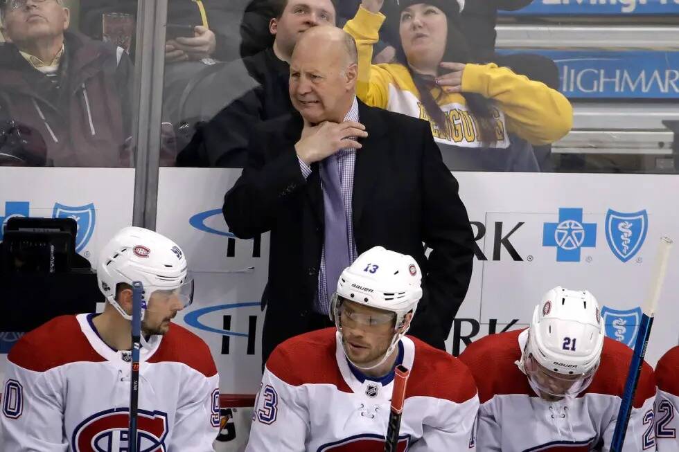 El entrenador de los Montreal Canadiens, Claude Julien, se encuentra detrás del banquillo dura ...
