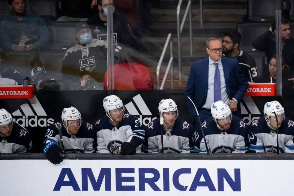 El entrenador de los Winnipeg Jets, Paul Maurice, observa a sus jugadores durante un partido de ...