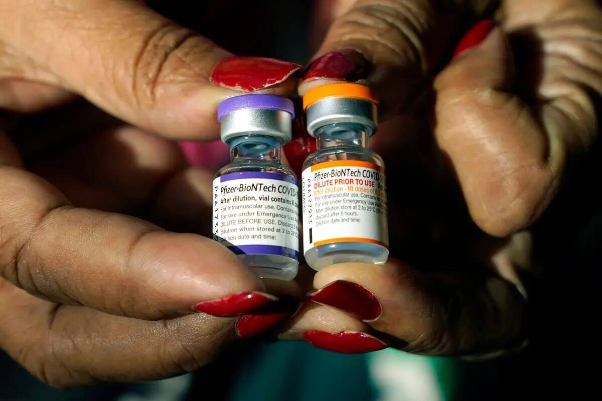 ARCHIVO - Una enfermera sostiene un vial de la vacuna contra COVID-19 de Pfizer para niños de ...
