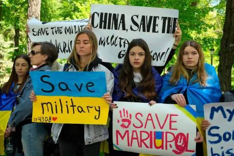 Mujeres ucranianas hacen un piquete frente a la embajada china en Kiev, Ucrania, el martes 17 d ...