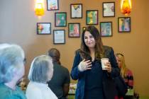 La concejal Victoria Seaman conversa con los electores del Distrito 2 durante un desayuno en Ra ...
