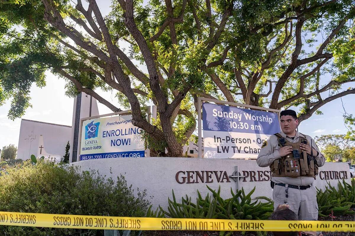 Un agente del Departamento de Policía del Condado Orange vigila el recinto de la Geneva Presby ...