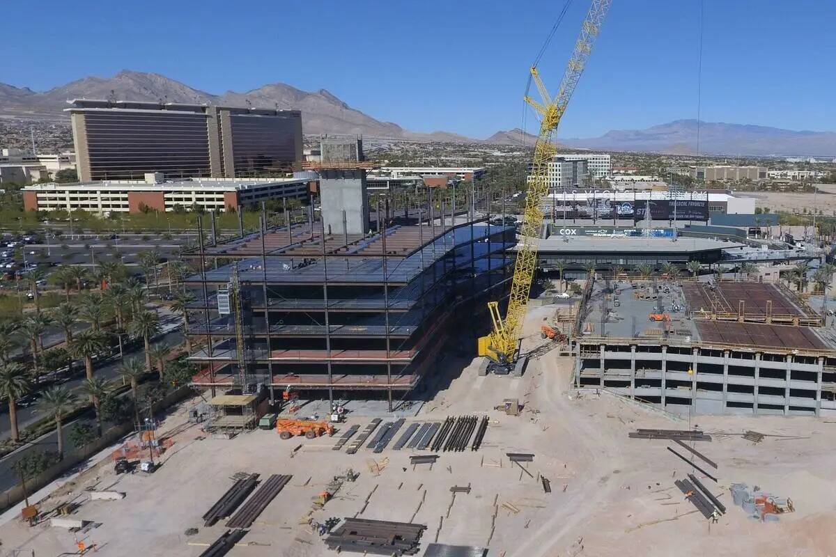 Se ve un nuevo edificio de oficinas en construcción junto a Las Vegas Ballpark en el 1700 S. P ...