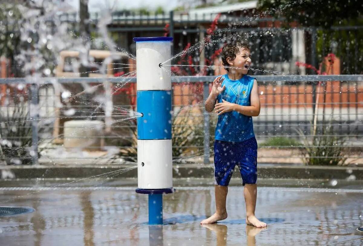 K.J. Lefear-Bleything, de cinco años, juega con instalaciones acuáticas en el Baker Park de L ...
