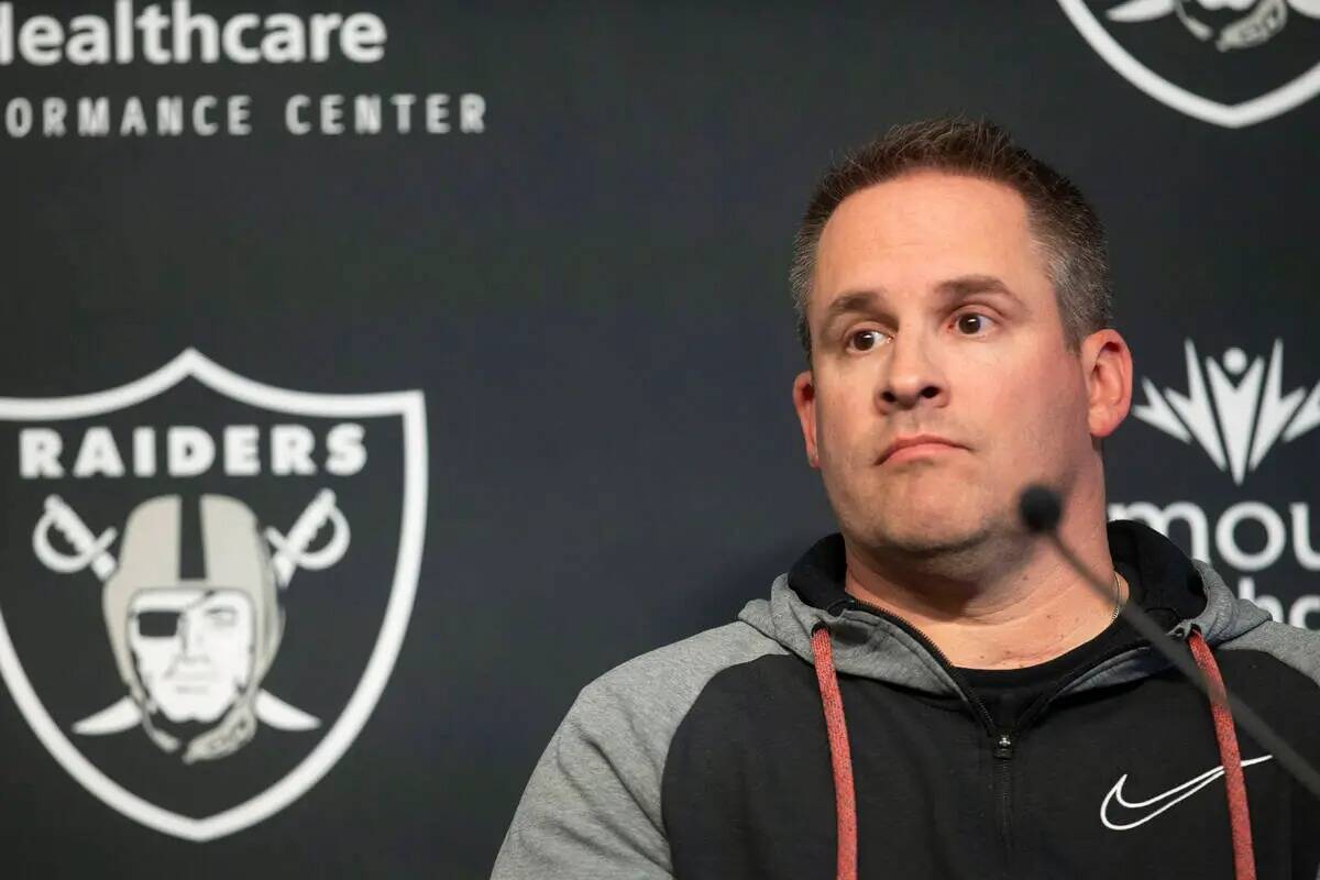 El entrenador jefe de los Raiders, Josh McDaniels, observa durante una rueda de prensa tras la ...