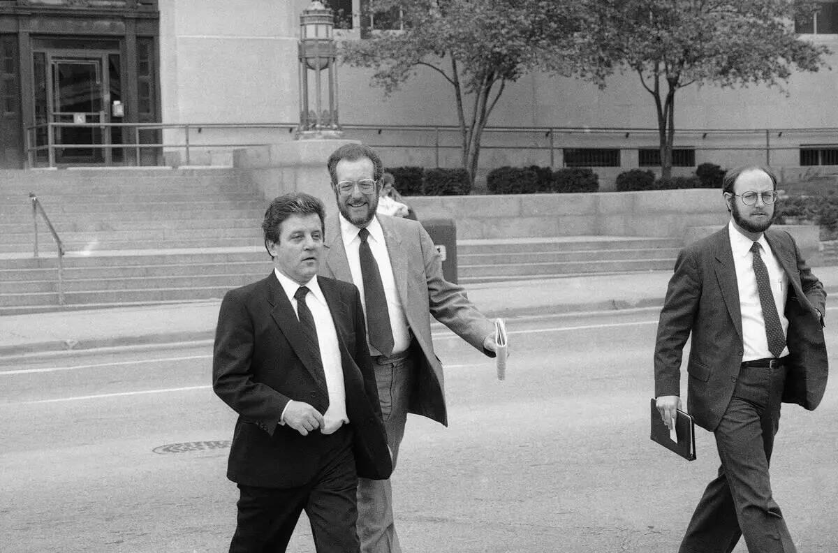 Anthony J. Spilotro, a la izquierda, sale del juzgado federal de Kansas City, Missouri, el 28 d ...