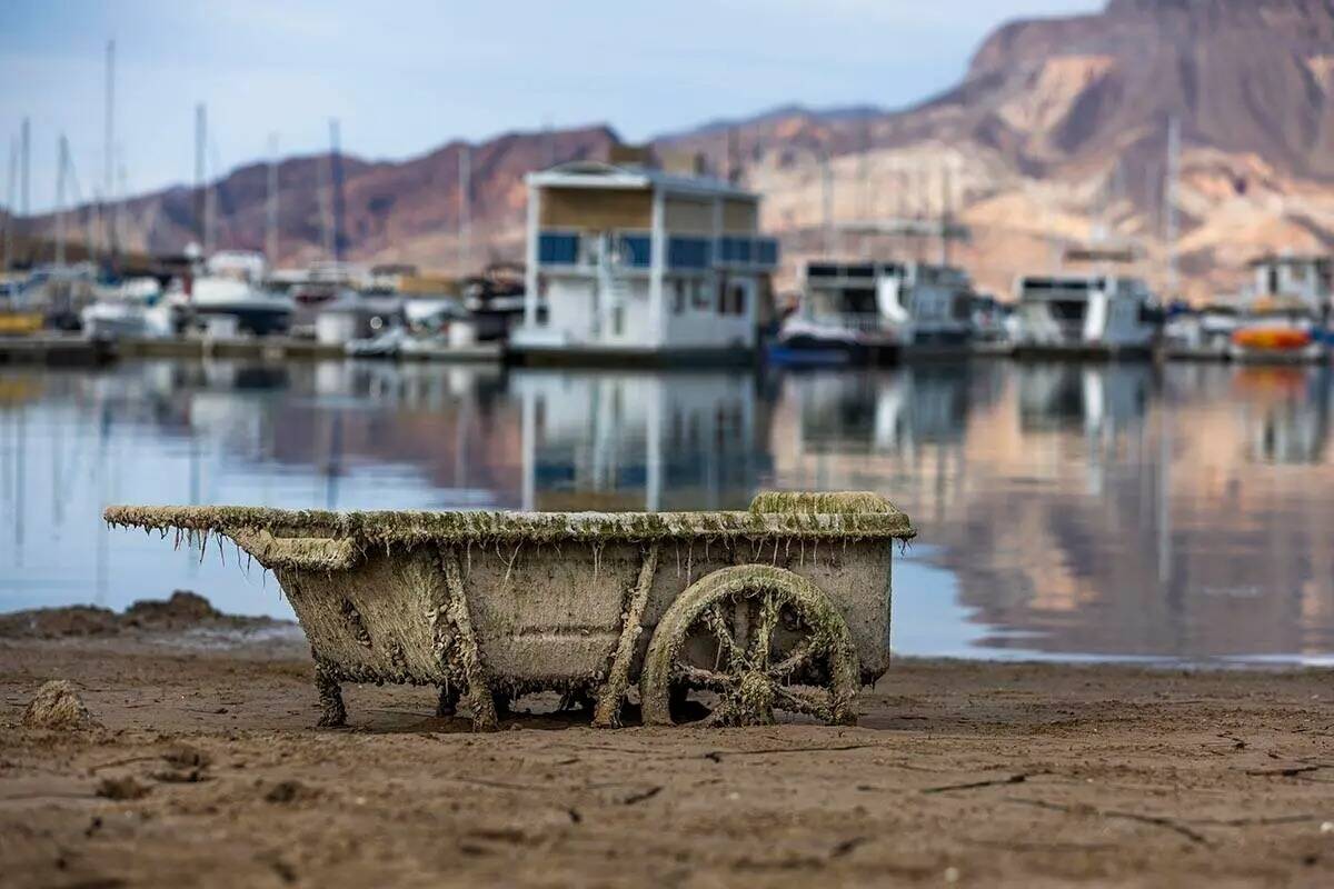 Un viejo carro atascado en el fango del Puerto de Barcos de Las Vegas mientras la línea de flo ...