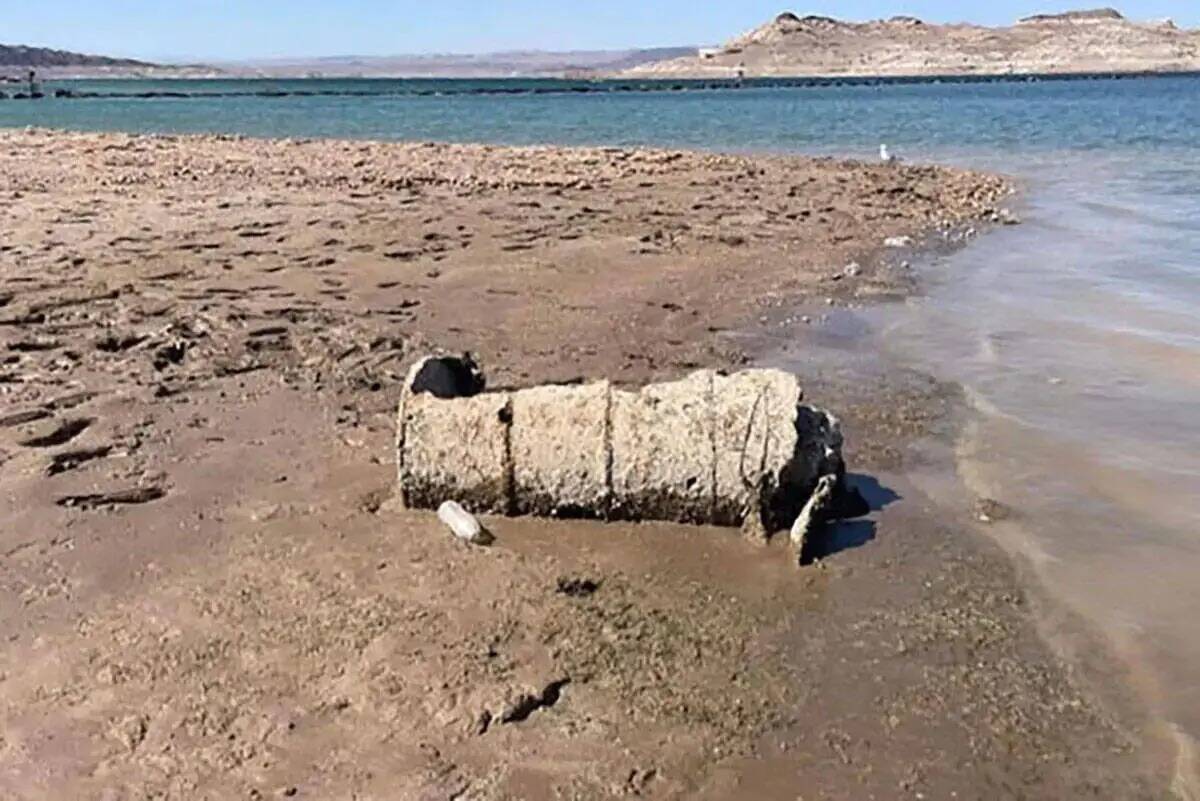 El domingo 1º de mayo de 2022 se encontró en el Lago Mead este barril que contenía restos hu ...