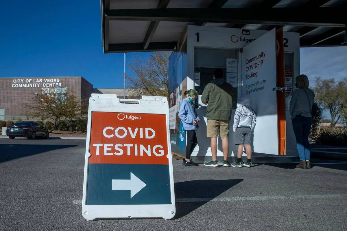 La gente espera y es atendida para la prueba de COVID-19 en el Veterans Memorial Community Cent ...
