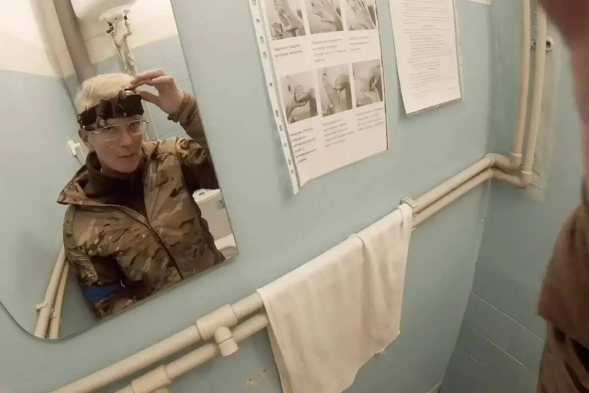 Yuliia Paievska, conocida como Taira, se mira en un espejo y apaga su cámara en Mariupol, Ucra ...